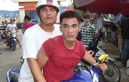 ‘Hiệp sĩ’ đấu với 6 tên trộm để bắt nghi can trộm xe máy ảnh 1