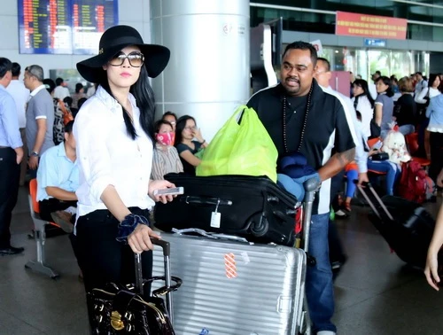 Thu Phương được chồng 'tháp tùng' về nước - 4
