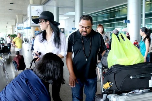 Thu Phương được chồng 'tháp tùng' về nước - 9