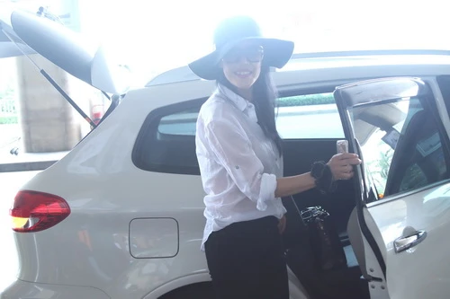 Thu Phương được chồng 'tháp tùng' về nước - 13