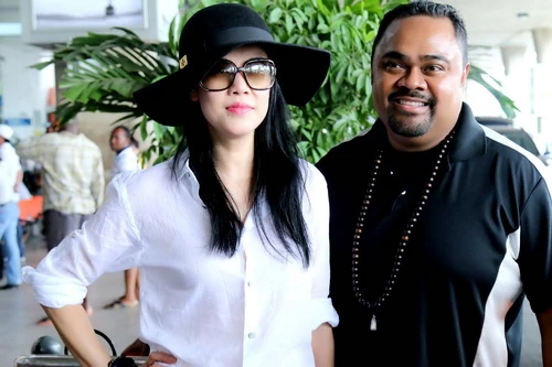 Thu Phương được chồng 'tháp tùng' về nước - 11