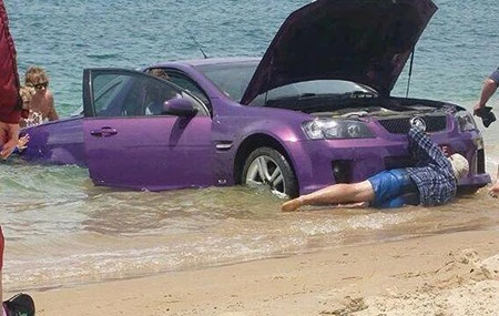 Đưa xế hộp đi tắm biển.