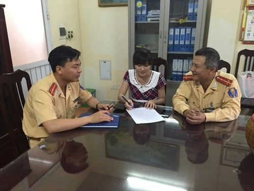 Xúc động khi được CSGT tìm đến tận nhà trả lại tài sản bị đánh rơi ảnh 1