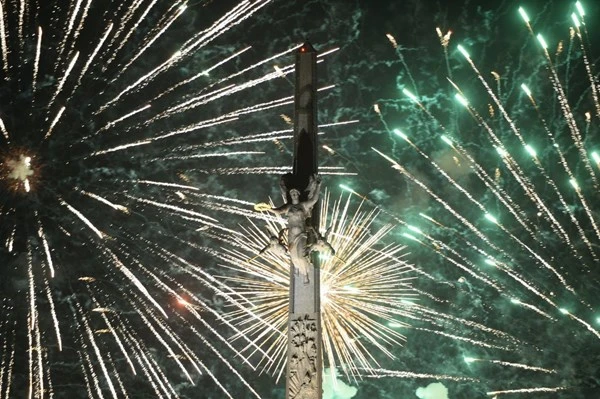 Pháo hoa rực sáng bầu trời Moscow mừng 70 năm Chiến thắng ảnh 9