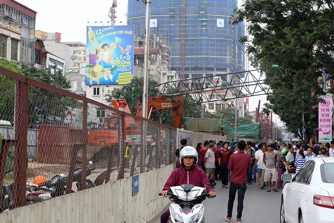 Chùm ảnh: Hiện trường vụ sập cần cẩu tuyến metro Nhổn - Ga Hà Nội ảnh 1