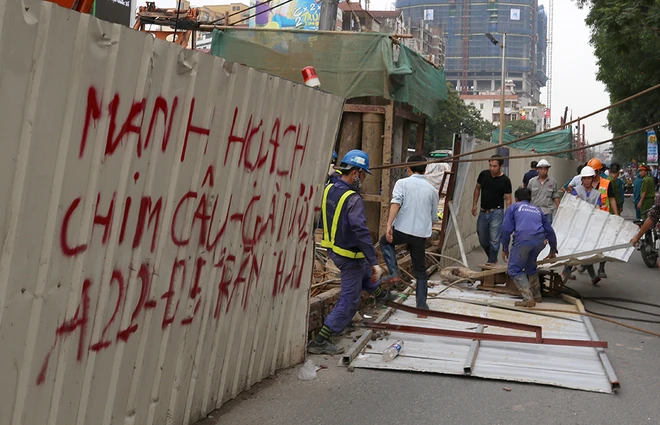 Chùm ảnh: Hiện trường vụ sập cần cẩu tuyến metro Nhổn - Ga Hà Nội ảnh 6