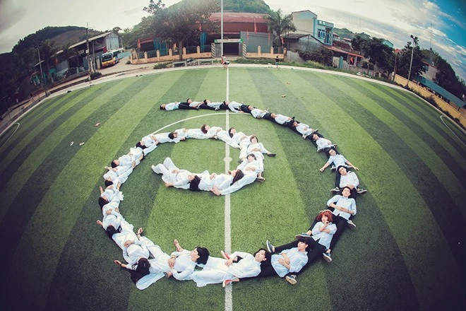 Nam sinh Sơn La đồng loạt mặc váy trong ảnh kỷ yếu 