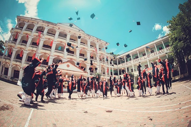 Nam sinh Sơn La đồng loạt mặc váy trong ảnh kỷ yếu 