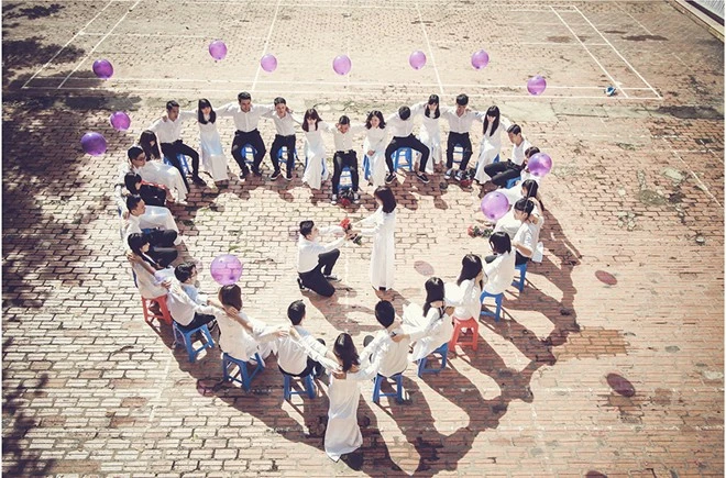 Nam sinh Sơn La đồng loạt mặc váy trong ảnh kỷ yếu 