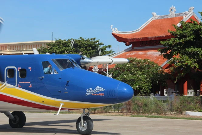 Thủy phi cơ tiếp đất và chạy trên đường băng đảo Trường Sa lớn ngang quacột mốc chủ quyền, đài tưởng niệm liệt sĩ(Ảnh: VIỄN SỰ)