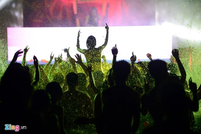 Giới trẻ mình trần, diện bikini quậy tưng bể bơi trong đêm