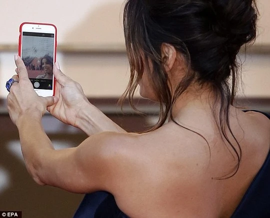 Bất chấp lệnh cấm, sao nữ vẫn “tự sướng” tại Cannes