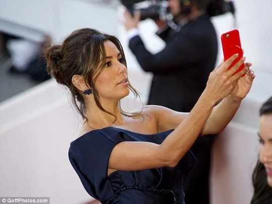 Bất chấp lệnh cấm, sao nữ vẫn “tự sướng” tại Cannes