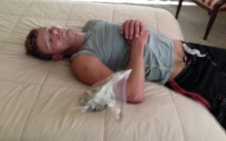 Tên trộm bị tóm vì ngủ quên trong khi “hành nghề” ảnh 2