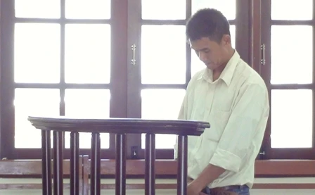 Vào tù vì mượn điện thoại truy cập Facebook rồi ‘cuỗm’ luôn ảnh 1