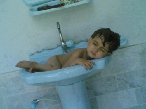 Nghìn lẻ một kiểu chống nóng hài hước trên khắp thế giới ảnh 3