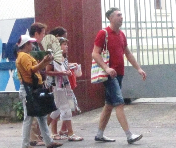 Chèo kéo du khách ở Bảo tàng Chứng tích chiến tranh ảnh 1