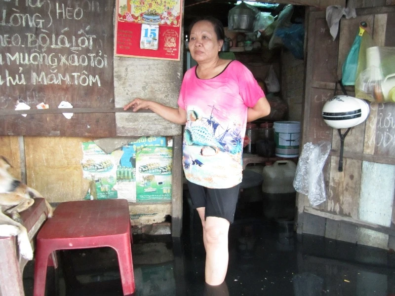 TP.HCM: Sau mưa, người dân bì bõm lội nước cống đen ngòm ảnh 2