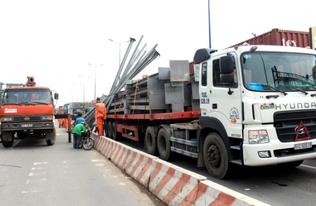 Hàng chục tấn sắt “rơi tự do” khiến người đi đường đứng tim ảnh 1