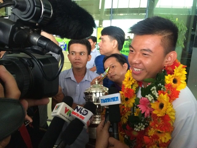 Chùm ảnh: Lý Hoàng Nam rạng rỡ ngày về ảnh 5