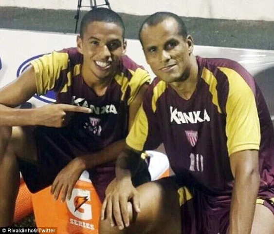 Cha con huyền thoại Rivaldo cùng ghi bàn trong một trận đấu ảnh 1