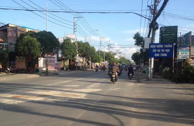 Điều khiển xe máy chạy lấn tuyến, bị xe tải cán tử vong ảnh 1