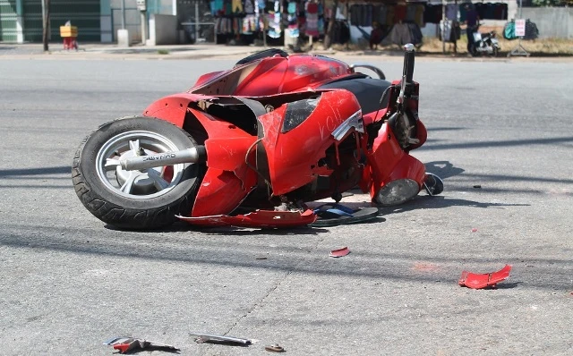 Xe máy vượt đèn đỏ tông vào xe tải, 2 thanh niên bị thương ảnh 2