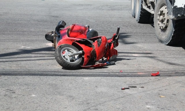 Xe máy vượt đèn đỏ tông vào xe tải, 2 thanh niên bị thương ảnh 1