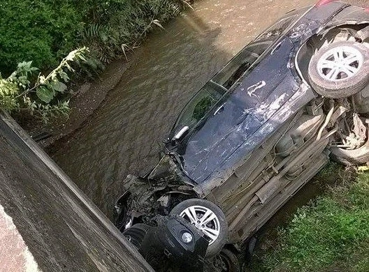 Xe chở Phó Trưởng Phòng CSGT tỉnh gặp nạn, rơi xuống suối ảnh 1