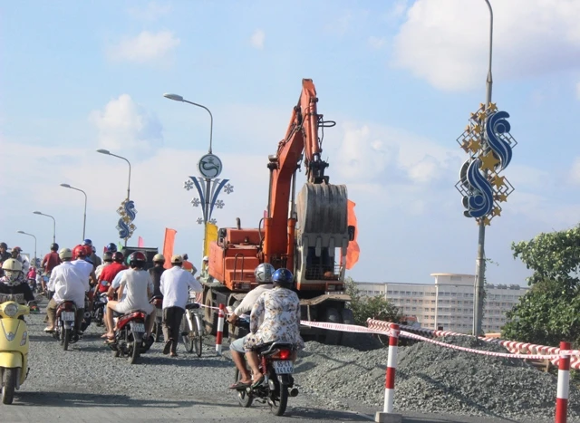 Cần Thơ: Chính thức cấm ô tô qua cầu Quang Trung ảnh 1