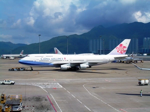 Tước giấy phép tài xế lái xe đâm máy bay tại Tân Sơn Nhất ảnh 1