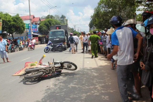 Va chạm với xe máy, cô gái bị xe tải từ sau lao đến cán tử vong ảnh 1