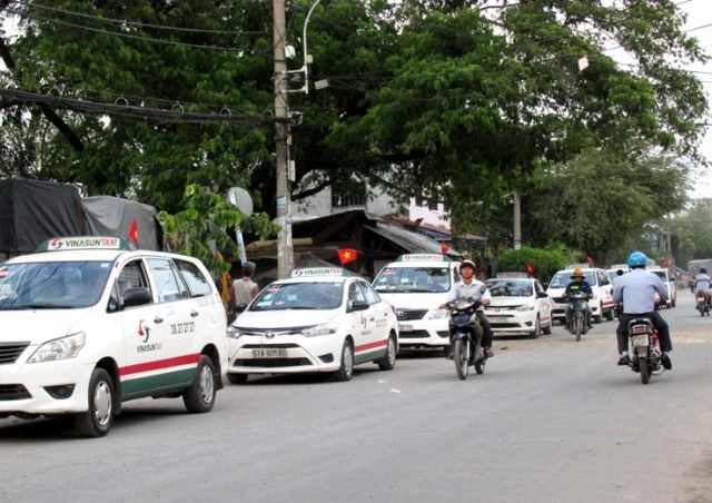 Nhiều hãng taxi đồng loạt giảm giá cước ảnh 1