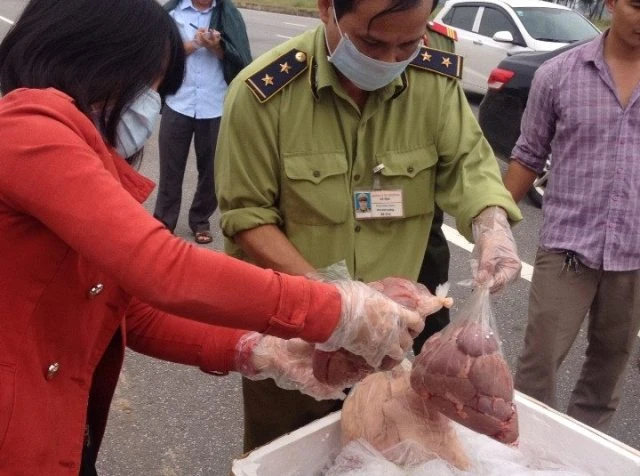 Bắt giữ xe tải chở nội tạng động vật bốc mùi hôi thối ảnh 1