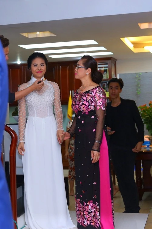 Vân Trang xinh đẹp bên chú rể Việt kiều trong lễ ăn hỏi ảnh 8