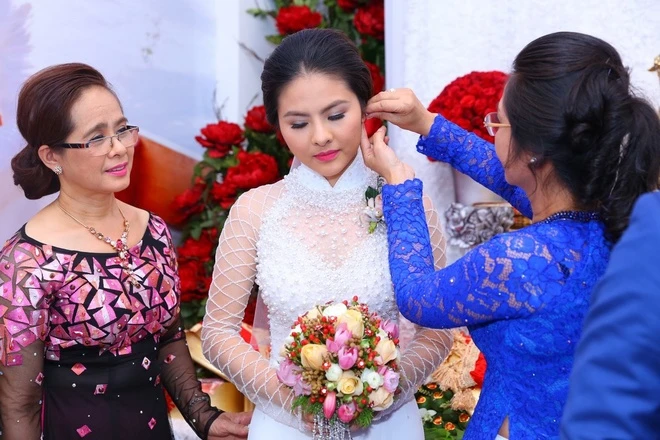 Vân Trang xinh đẹp bên chú rể Việt kiều trong lễ ăn hỏi ảnh 1