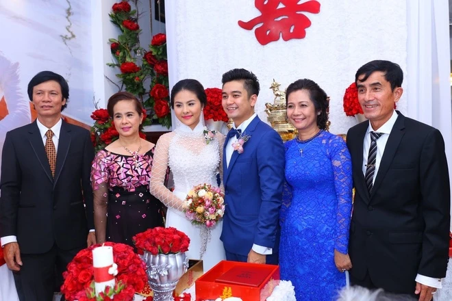 Vân Trang xinh đẹp bên chú rể Việt kiều trong lễ ăn hỏi ảnh 2