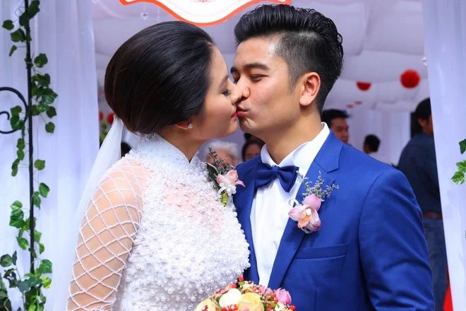 Vân Trang xinh đẹp bên chú rể Việt kiều trong lễ ăn hỏi ảnh 4