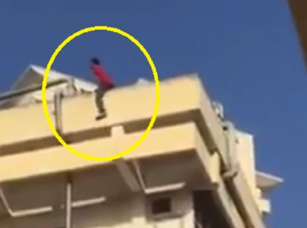 Nam sinh viên 'ngáo đá' nhảy từ tầng 4 xuống đất ảnh 1