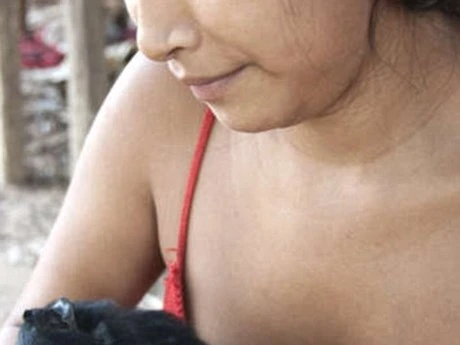 Bộ tộc kỳ lạ: Nhận động vật hoang dã làm con ảnh 2