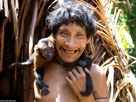 Bộ tộc kỳ lạ: Nhận động vật hoang dã làm con ảnh 3