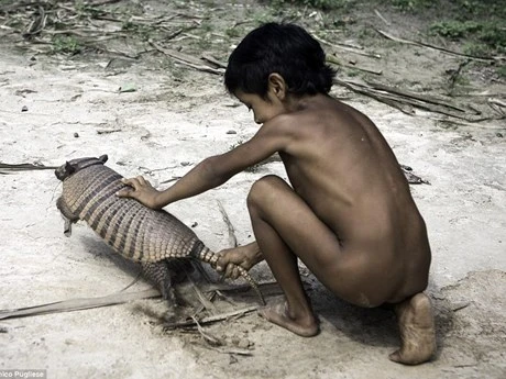 Bộ tộc kỳ lạ: Nhận động vật hoang dã làm con ảnh 4
