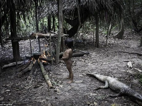 Bộ tộc kỳ lạ: Nhận động vật hoang dã làm con ảnh 6