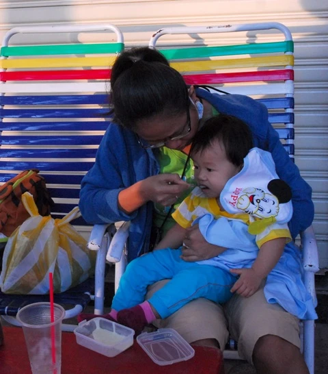 Hình ảnh cảm động của người Sài Gòn đợi tiêm vaccine cho con ảnh 3