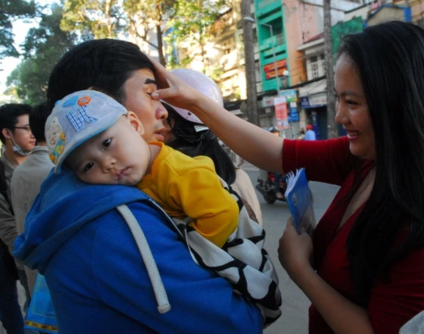 Hình ảnh cảm động của người Sài Gòn đợi tiêm vaccine cho con ảnh 4