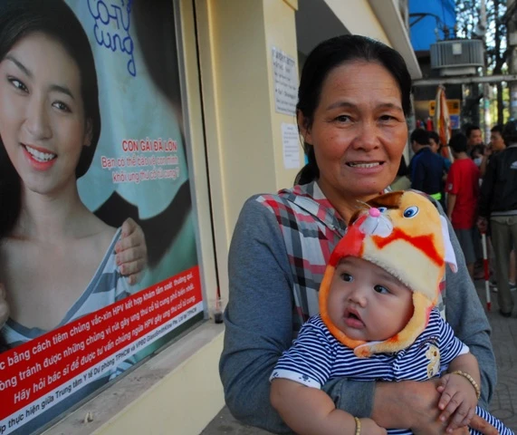 Hình ảnh cảm động của người Sài Gòn đợi tiêm vaccine cho con ảnh 5