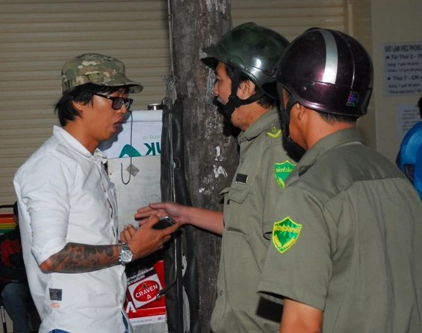 Hình ảnh cảm động của người Sài Gòn đợi tiêm vaccine cho con ảnh 2