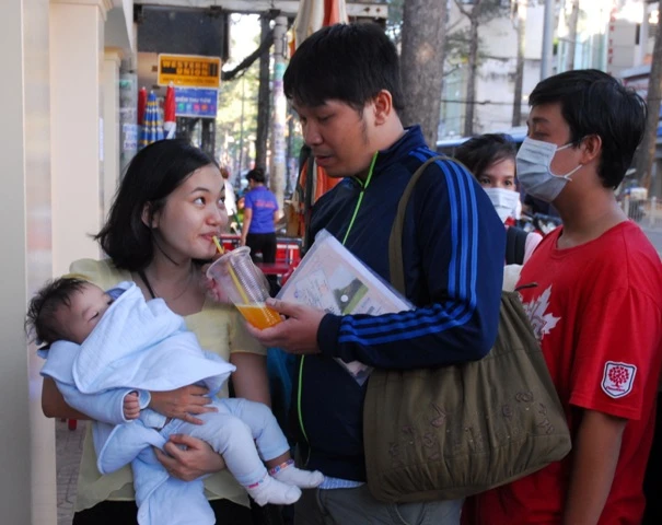 Hình ảnh cảm động của người Sài Gòn đợi tiêm vaccine cho con ảnh 1