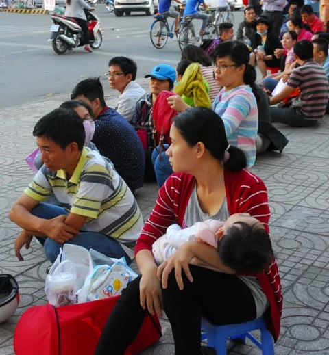 Hình ảnh cảm động của người Sài Gòn đợi tiêm vaccine cho con ảnh 8