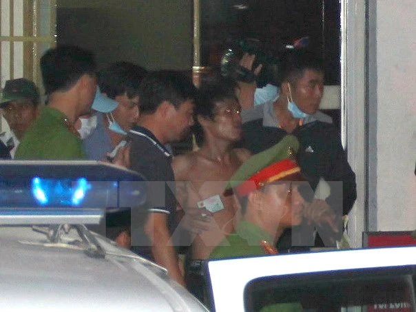 Nhân viên an ninh vất vả trấn áp đối tượng 'quậy' sân bay Nội Bài ảnh 1